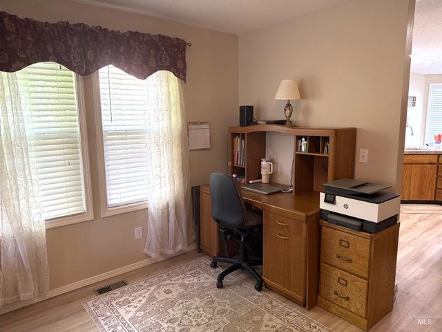 911 Sapphire Ct, Nampa, ID 83686