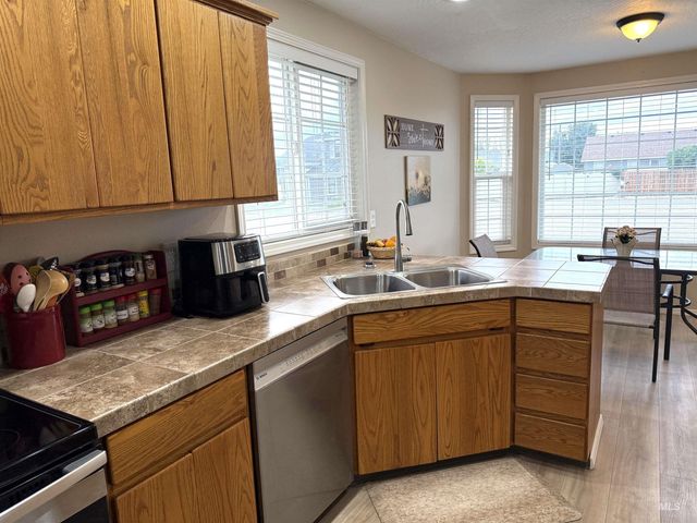 911 Sapphire Ct, Nampa, ID 83686