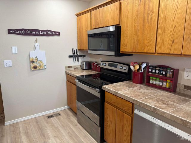 911 Sapphire Ct, Nampa, ID 83686
