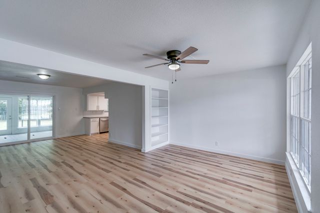 2509 Woodlawn Drive, Ennis, TX 75119