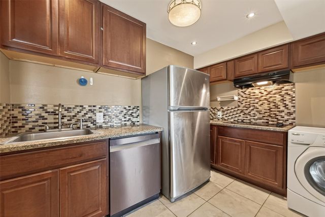 2201 Fountain View Drive 3, Houston, TX 77057