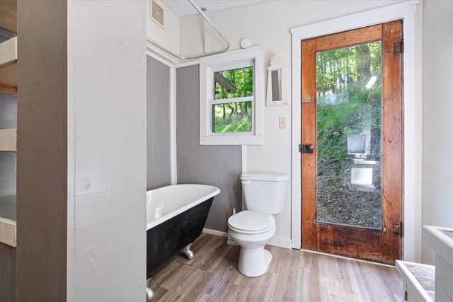 17 Berryville Avenue, Eureka Springs, AR 72632