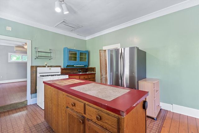 17 Berryville Avenue, Eureka Springs, AR 72632