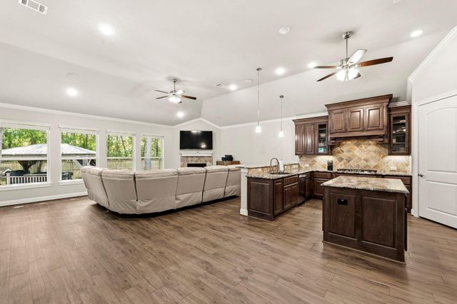 19 S Sandbells Park Lane, Montgomery, TX 77316