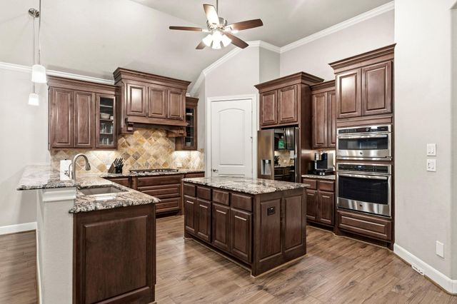 19 S Sandbells Park Lane, Montgomery, TX 77316