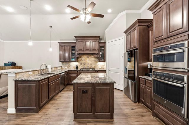 19 S Sandbells Park Lane, Montgomery, TX 77316