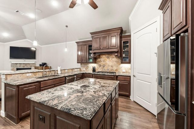 19 S Sandbells Park Lane, Montgomery, TX 77316