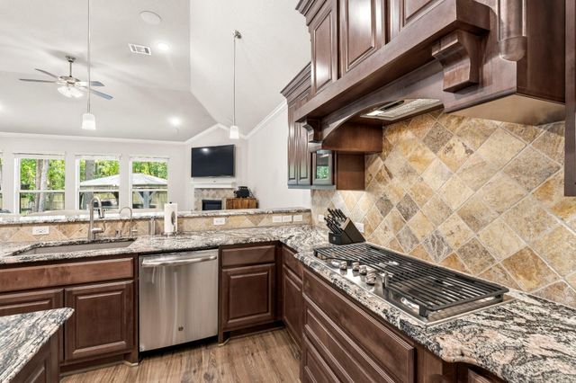 19 S Sandbells Park Lane, Montgomery, TX 77316