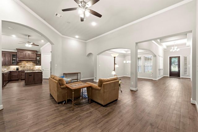 19 S Sandbells Park Lane, Montgomery, TX 77316