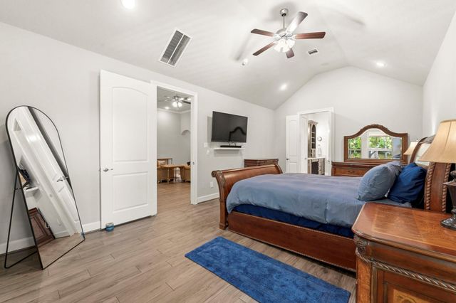 19 S Sandbells Park Lane, Montgomery, TX 77316