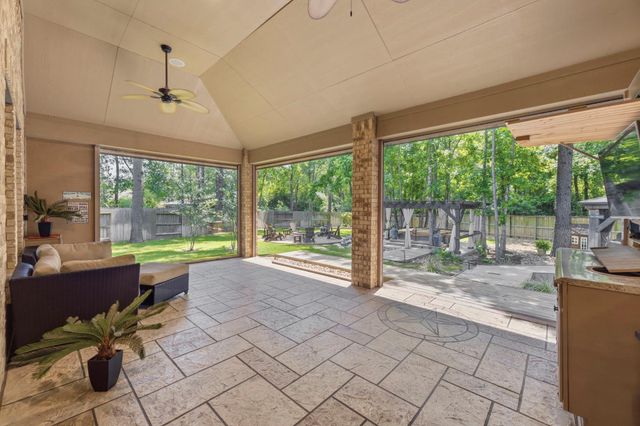 19 S Sandbells Park Lane, Montgomery, TX 77316