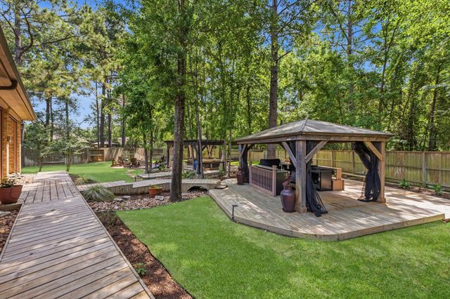 19 S Sandbells Park Lane, Montgomery, TX 77316