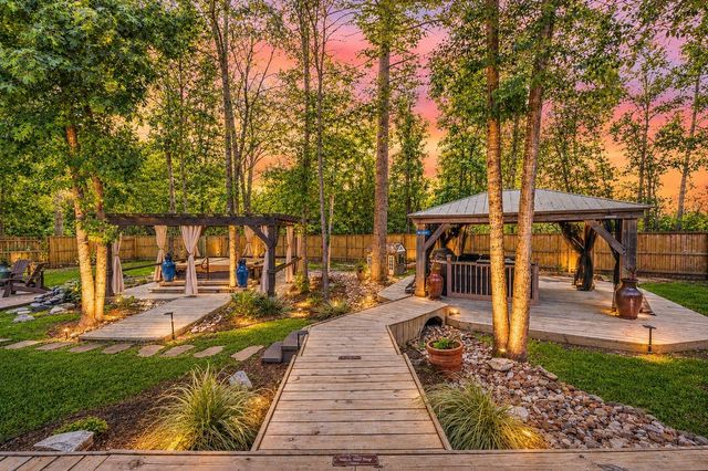 19 S Sandbells Park Lane, Montgomery, TX 77316