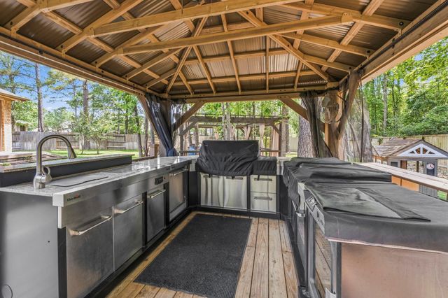 19 S Sandbells Park Lane, Montgomery, TX 77316