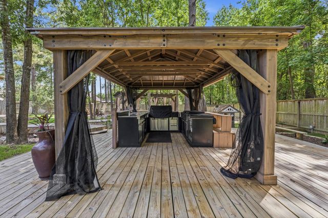 19 S Sandbells Park Lane, Montgomery, TX 77316