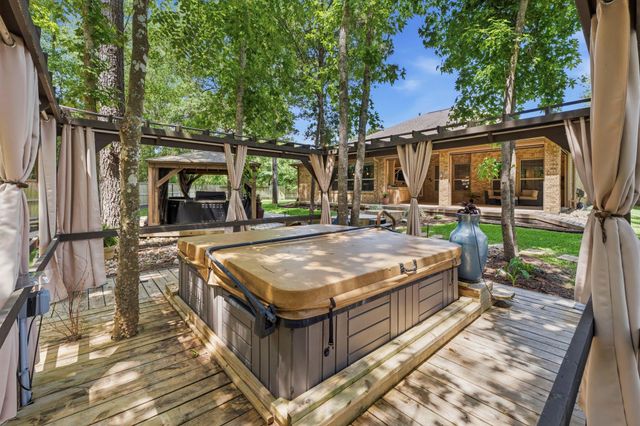 19 S Sandbells Park Lane, Montgomery, TX 77316