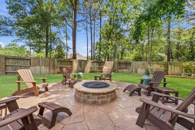 19 S Sandbells Park Lane, Montgomery, TX 77316