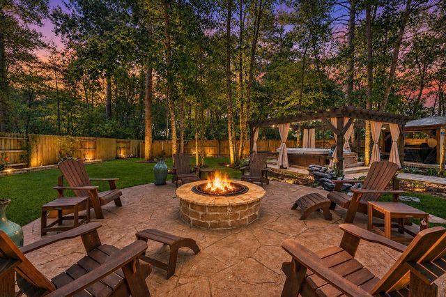 19 S Sandbells Park Lane, Montgomery, TX 77316