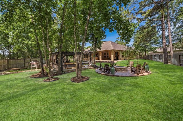 19 S Sandbells Park Lane, Montgomery, TX 77316
