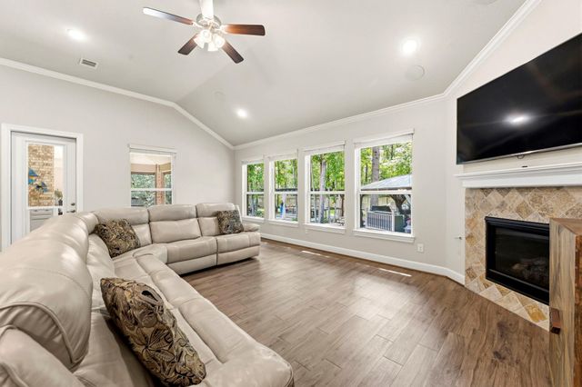 19 S Sandbells Park Lane, Montgomery, TX 77316
