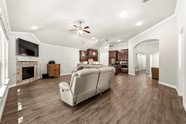 19 S Sandbells Park Lane, Montgomery, TX 77316