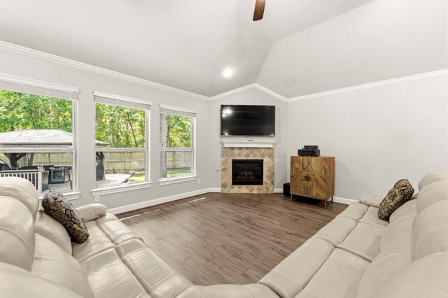 19 S Sandbells Park Lane, Montgomery, TX 77316