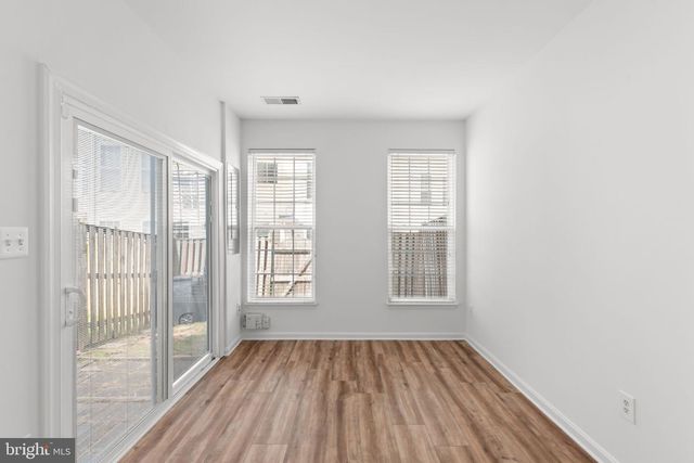 2372 WOODLAND POND LN, Herndon, VA 20171