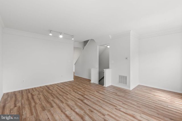 2372 WOODLAND POND LN, Herndon, VA 20171