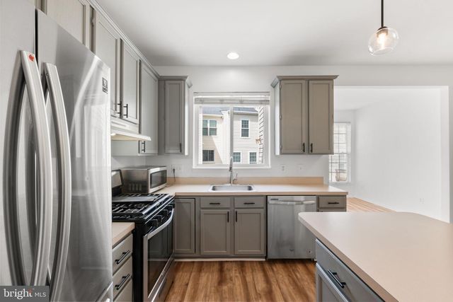 2372 WOODLAND POND LN, Herndon, VA 20171