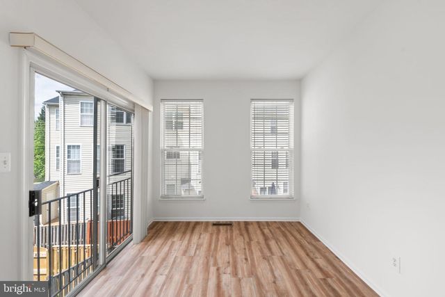 2372 WOODLAND POND LN, Herndon, VA 20171