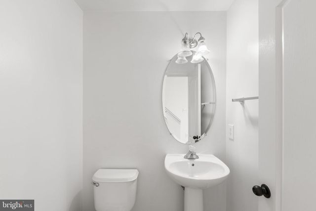 2372 WOODLAND POND LN, Herndon, VA 20171