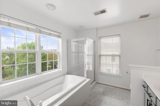 2372 WOODLAND POND LN, Herndon, VA 20171