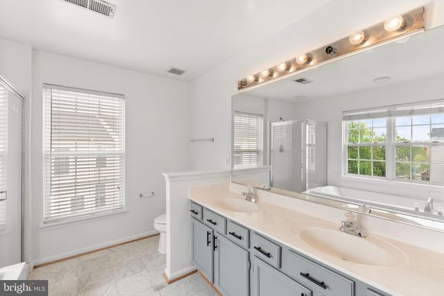 2372 WOODLAND POND LN, Herndon, VA 20171