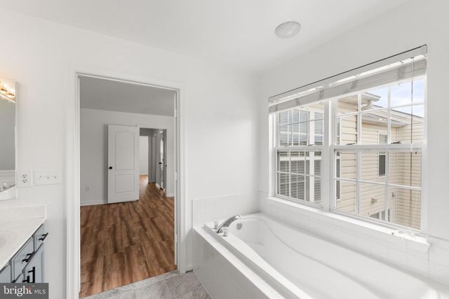 2372 WOODLAND POND LN, Herndon, VA 20171