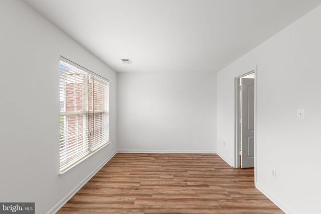 2372 WOODLAND POND LN, Herndon, VA 20171