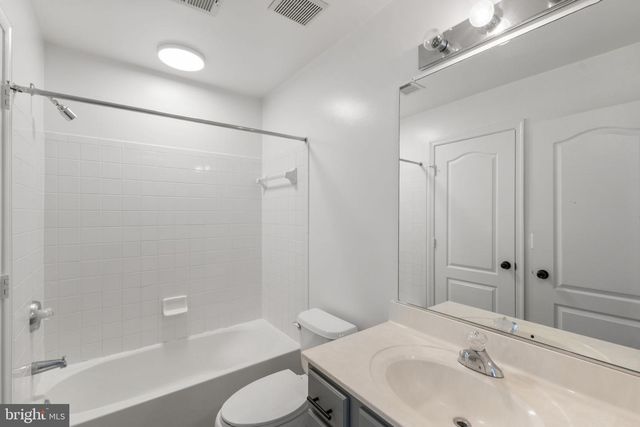 2372 WOODLAND POND LN, Herndon, VA 20171