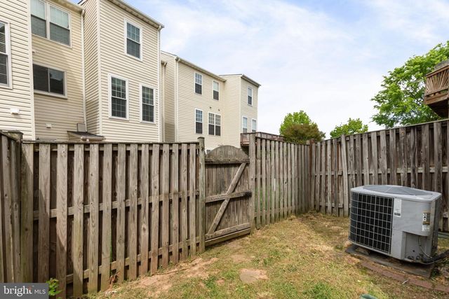 2372 WOODLAND POND LN, Herndon, VA 20171