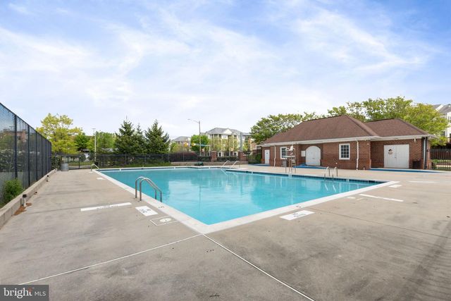 2372 WOODLAND POND LN, Herndon, VA 20171