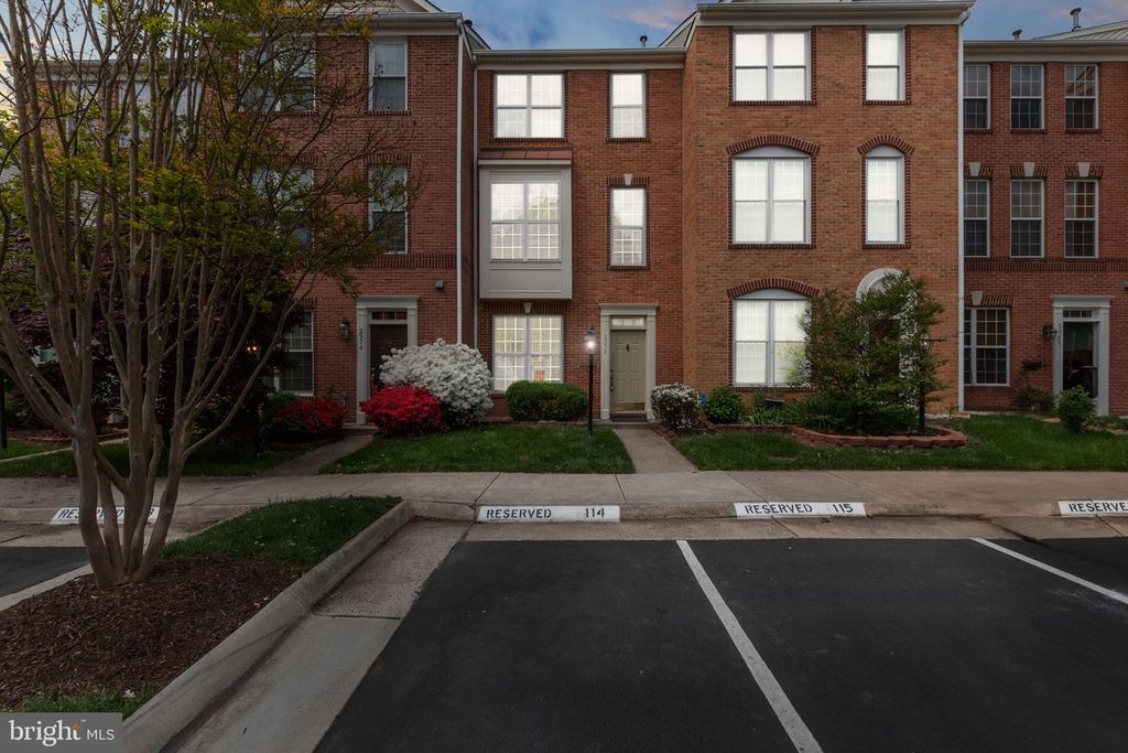 2372 WOODLAND POND LN, Herndon, VA 20171