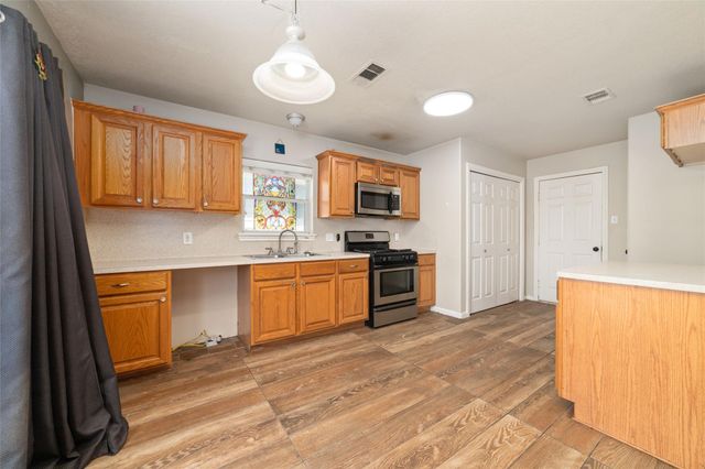 1014 Oak Glen Drive, Willis, TX 77378