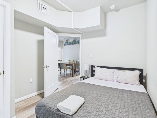 911 W 22nd ST 402, Austin, TX 78705