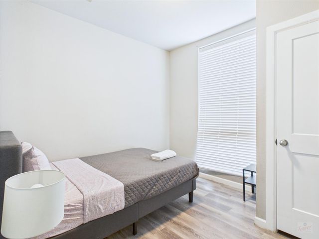 911 W 22nd ST 402, Austin, TX 78705