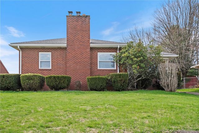 224 Eastern Dr, Lower Burrell, PA 15068