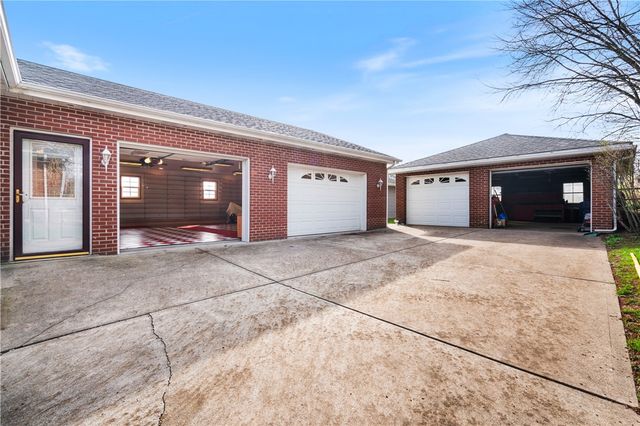 224 Eastern Dr, Lower Burrell, PA 15068