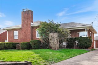 224 Eastern Dr, Lower Burrell, PA 15068