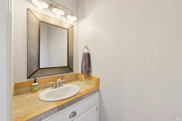 125 Johnson St, Windsor, CA 95492