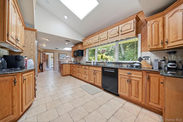 15 Tappentown Lane, Brookville, NY 11545