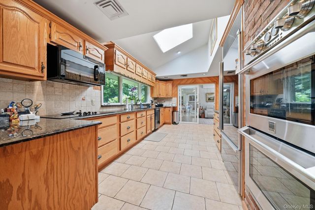 15 Tappentown Lane, Brookville, NY 11545