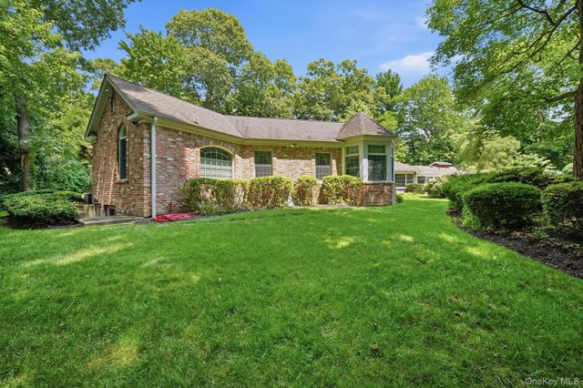 15 Tappentown Lane, Brookville, NY 11545