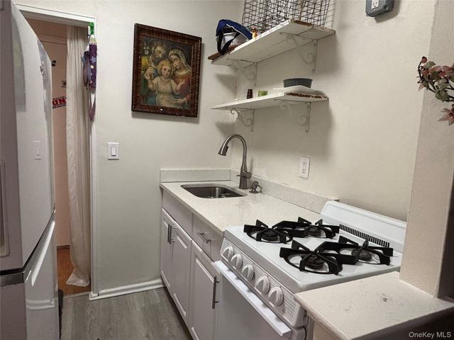 16 Main Street 2Y, East Rockaway, NY 11518